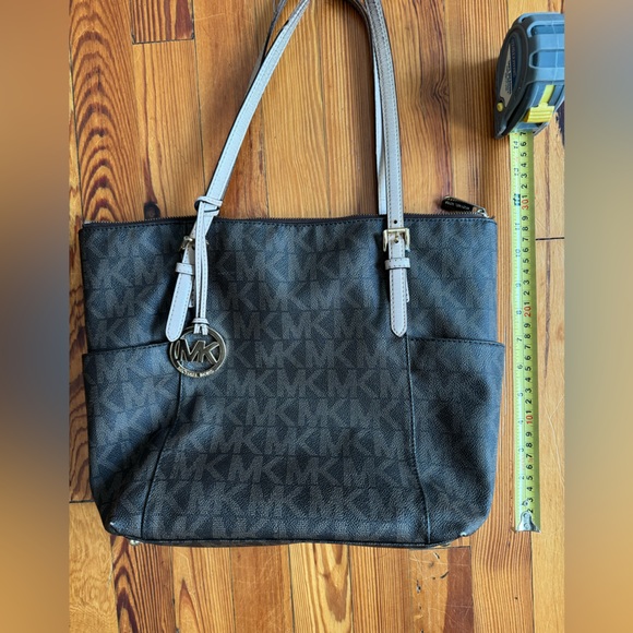 Michael Kors bag, in ok shape, cooor brown with MK logo all over - Picture 5 of 8